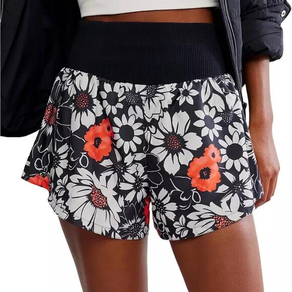 free people movement Pants - Free People Movement NWT Carpe Diem Printed HR Shorts Women’s Large Tuxedo Daisy